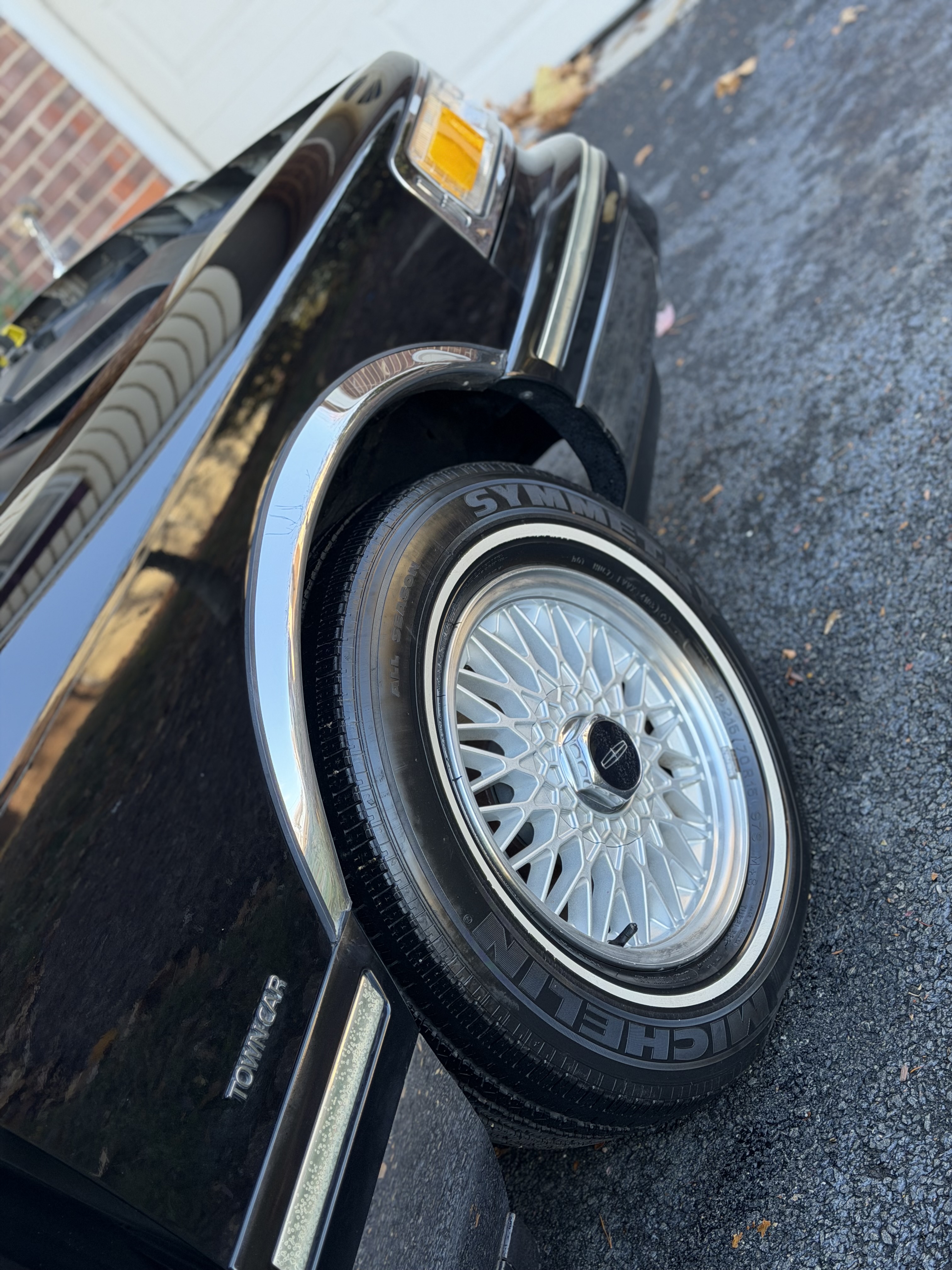 Lincoln Town Car — polished wire-spoke wheel and whitewall